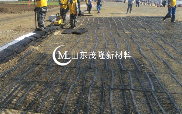 《京臺高速改擴建》土工布、土工格柵施工